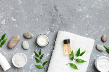 Hindistan cevizi yağı dolu kavanozlar ve renkli arka planda kozmetik kremi. Üst Manzara. Metnin için boş yer. Doğal spa Hindistan cevizi kozmetik ve organik tedavi konsepti Hindistan cevizi spa bileşimi.