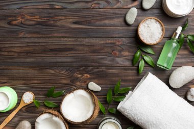 Hindistan cevizi yağı dolu kavanozlar ve renkli arka planda kozmetik kremi. Üst Manzara. Metnin için boş yer. Doğal spa Hindistan cevizi kozmetik ve organik tedavi konsepti Hindistan cevizi spa bileşimi.