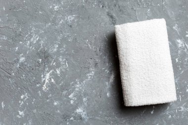 Renkli arkaplanda kopyalama alanı olan beyaz havluların üst görünümü.