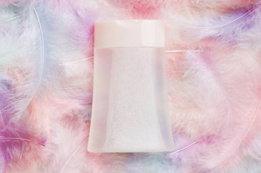 Spa kozmetik ürünleri, krem şişeleri, markalaşma modelleri, tüylü üst manzara. Düz yatıyordu.