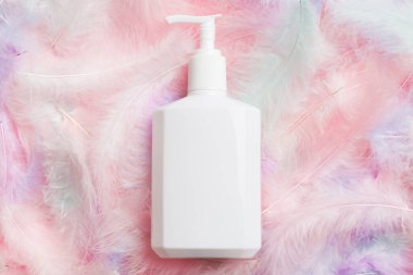 Spa kozmetik ürünleri, krem şişeleri, markalaşma modelleri, tüylü üst manzara. Düz yatıyordu.