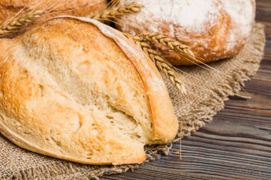 Ev yapımı doğal ekmek. Arkaplan olarak taze ekmeğin farklı türleri, kopya alanı ile perspektif.