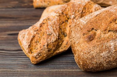 Ev yapımı doğal ekmek. Arkaplan olarak taze ekmeğin farklı türleri, kopya alanı ile perspektif.