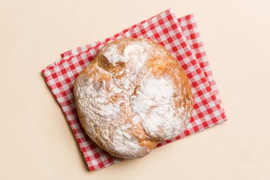 Peçetenin üstünde taze taze taze ekmek, üst manzara. Sağlıklı mayasız ekmek. Fransız ekmeği. Üst görünüm Fırın ürünleri.