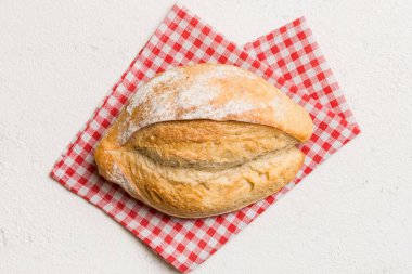 Köy manzaralı peçeteli taze pişmiş lezzetli Fransız ekmeği. Sağlıklı beyaz ekmek..