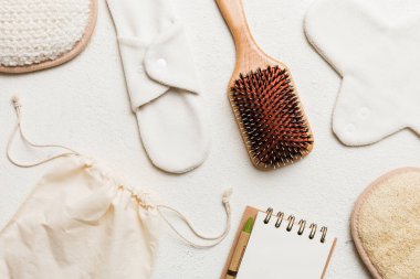 Sıfır atık. Çevre dostu günlük aksesuarlar. en üstteki görünüm.