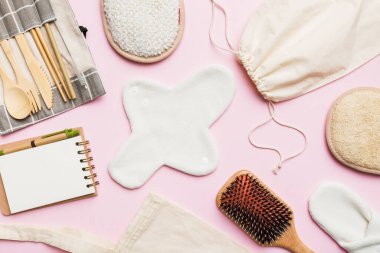 Sıfır atık. Çevre dostu günlük aksesuarlar. en üstteki görünüm.