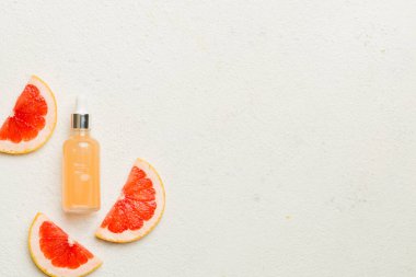 Ağaç zemin üzerinde greyfurt yağı bulunan şişeler. Kopyalama alanı olan alternatif tıp üst görünümü.