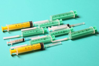 Mavi arka planda farklı şırıngaların üst görüntüsü. Kopya alanı ile tıbbi enjeksiyon kavramı.