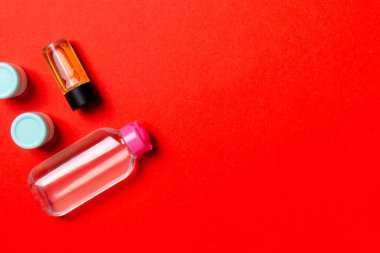 Kozmetik SPA marka modeli, fotokopi alanı olan üst görünüm. Renkli arka planda duran krema tüpleri ve kavanozları..