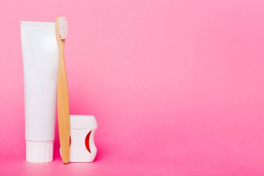 Renkli arka planda kopyalama alanı olan diş macunu ve üst görünümü. Düz yatıyordu. Diş hijyeni. Hafif arka planda ağız bakım ürünleri. Vücut bakımı kavramı.