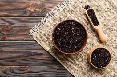 Kase içinde kinoa tohumu ve renkli arka planda kaşık. Küçük kasede sağlıklı kinwa. Sağlıklı süper yiyecekler.