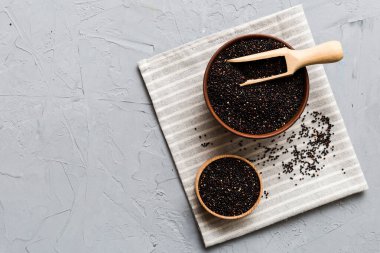 Kase içinde kinoa tohumu ve renkli arka planda kaşık. Küçük kasede sağlıklı kinwa. Sağlıklı süper yiyecekler.