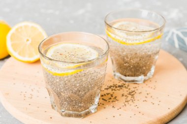Sağlıklı kahvaltı ya da sabah chia tohumu ve limon, vejetaryen yiyecekler, diyet ve sağlık konsepti. Limonlu Chia pudingi.