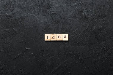 Tahta bloğa yazılmış bir kelime. Masada fikir metni, konsept.