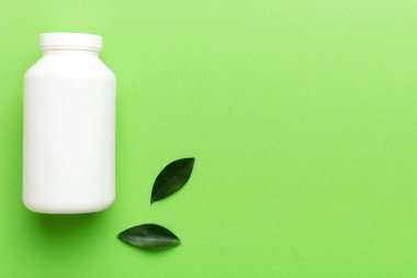 İlaçlar, ilaç şişesi, sağlık ve tıbbi destek. Vitamin hapları. Yeşil yapraklı vitaminler, doğal organik biyo takviyeler, fotokopi alanı..