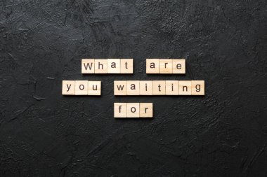 Tahta blokta ne yazmasını bekliyorsun? Ne bekliyorsunuz çimento masasının üzerinde yazı, Top view konsepti için?.