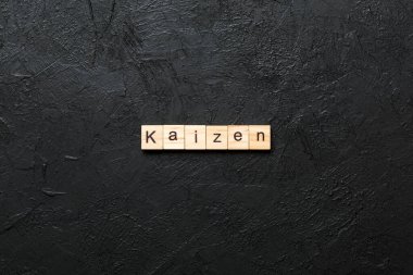 Tahta blokta kaizen kelime yazılı. kaizen metin tablo üzerinde, konsept.
