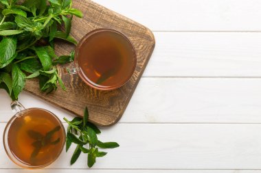 Arka planda bir fincan nane çayı. Fotokopi alanı ile taze nane görünümlü yeşil çay.