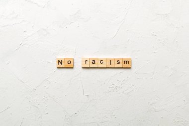 Tahta blokta ırkçılık yazmıyor. Masada ırkçılık metni yok, konsept.