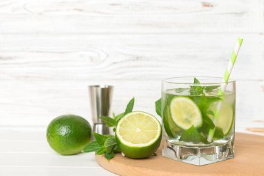 Mojito kokteyli. Limonlu, limonlu ve naneli mojito kokteylini uzun bir bardakta sopayla tazeliyorum..