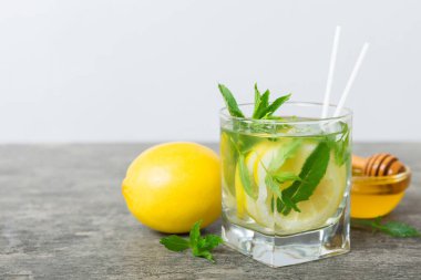 Mojito kokteyli. Limonlu, limonlu ve naneli mojito kokteylini uzun bir bardakta sopayla tazeliyorum..