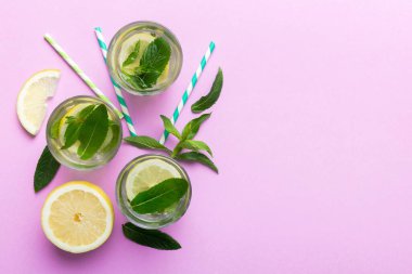 Caipirinha, Mojito kokteyli, limonlu votka veya soda, masa arkasında nane ve saman. Naneli, limonlu, cam manzaralı, ferahlatıcı bir içecek..