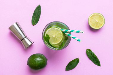 Caipirinha, Mojito kokteyli, limonlu votka veya soda, masa arkasında nane ve saman. Naneli, limonlu, cam manzaralı, ferahlatıcı bir içecek..