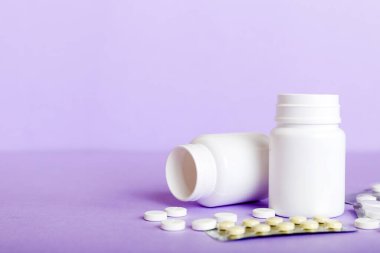 HIV enfeksiyonunun tedavisi için ilaç. Haplar, kapsüller ve masada savaş. Renkli arkaplanda kopyalama alanı olan farklı renkli tabletler.