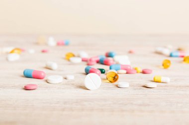 Çeşitli ilaç ve haplardan oluşan bir koleksiyon. Masa arkasında çeşitli ilaç hapları, haplar ve kapsüller var. Çeşitli ilaç tabletleri yığını. Sağlık hizmetleri.