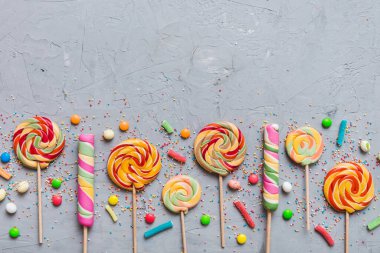 Lezzetli İştah açıcı Parti Aksesuarları Mutlu Yıllar Tatlı. Renkli arkaplanda farklı tipte şekerler, kopyalama alanı. Renkli doğum günü partisi geçmişi.