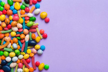 Renkli arka planda karışık renkli şeker koleksiyonu. Düz yerde, üst tarafta. Renkli çikolata kaplı şeker çerçevesi.
