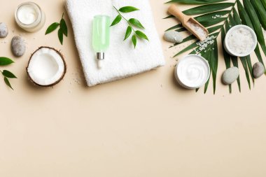 Hindistan cevizi yağı dolu kavanozlar ve renkli arka planda kozmetik kremi. Üst Manzara. Metnin için boş yer. Doğal spa Hindistan cevizi kozmetik ve organik tedavi konsepti Hindistan cevizi spa bileşimi.