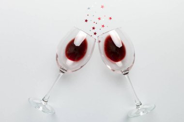 Şarap tadımında bir sürü kırmızı şarap. Renkli arka planda kırmızı şarap kavramı. Üst görünüm, düz dizayn.