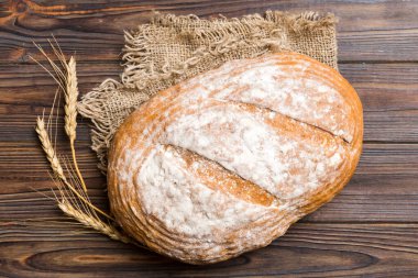 Köy manzaralı peçeteli taze pişmiş lezzetli Fransız ekmeği. Sağlıklı beyaz ekmek..