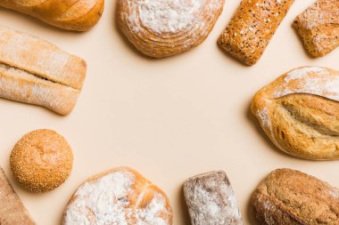 Ev yapımı doğal ekmek. Arka plan olarak farklı taze ekmek türleri, kopya alanı ile üst görünüm.
