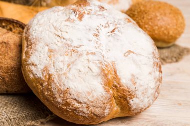 Ev yapımı doğal ekmek. Arkaplan olarak taze ekmeğin farklı türleri, kopya alanı ile perspektif.