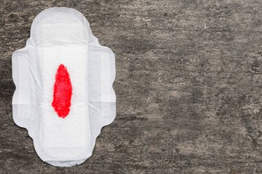 Kadın hijyen ürünleri ya da arka planda kırmızı tüy olan hijyenik ped. Pastel renk. - Yakın çekim. Mesaj için boş bir yer. Kadın günlük hijyeni..