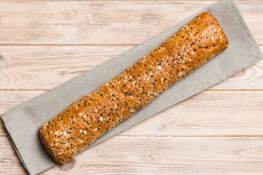 Renkli masada taze çıtır Fransız ekmeği. Üst görünüm Fırın ürünleri.