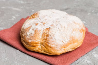 Peçetenin üstünde taze taze taze ekmek, üst manzara. Sağlıklı mayasız ekmek. Fransız ekmeği. Üst görünüm Fırın ürünleri.