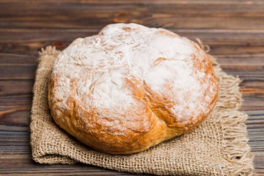 Kırsal masa manzaralı peçeteli taze pişmiş ekmek. Sağlıklı beyaz ekmek izole edilmiş..