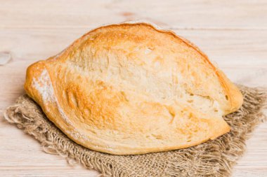 Peçetenin üstünde taze taze taze ekmek, üst manzara. Sağlıklı mayasız ekmek. Fransız ekmeği. Üst görünüm Fırın ürünleri.