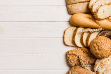 Ev yapımı doğal ekmek. Arka plan olarak farklı taze ekmek türleri, kopya alanı ile üst görünüm.