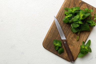 Kesme masasında taze nane şekeri, üst manzara. Metin için Düz Alan.