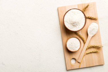 Tahta kasede buğday unu ve renkli arka planda buğday dikenleri. dünya buğday krizi.