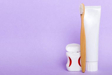 Renkli arka planda kopyalama alanı olan diş macunu ve üst görünümü. Düz yatıyordu. Diş hijyeni. Hafif arka planda ağız bakım ürünleri. Vücut bakımı kavramı.