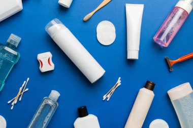 Banyo ürünleri için model düz yatak, spa jileti, diş macunu, sabun, jöle ve diğer çeşitli aksesuarlar. Cilt sağlığı için kozmetik. Logonuz için Bath Mockup.