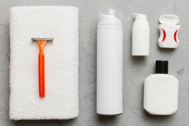 Banyo ürünleri için model düz yatak, spa jileti, diş macunu, sabun, jöle ve diğer çeşitli aksesuarlar. Cilt sağlığı için kozmetik. Logonuz için Bath Mockup.