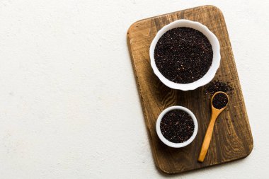 Kase içinde kinoa tohumu ve renkli arka planda kaşık. Küçük kasede sağlıklı kinwa. Sağlıklı süper yiyecekler.