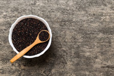 Kase içinde kinoa tohumu ve renkli arka planda kaşık. Küçük kasede sağlıklı kinwa. Sağlıklı süper yiyecekler.